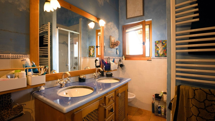 Vue intérieure salle de bains avec double vasque – Chalet La Tsombe à vendre Verbier