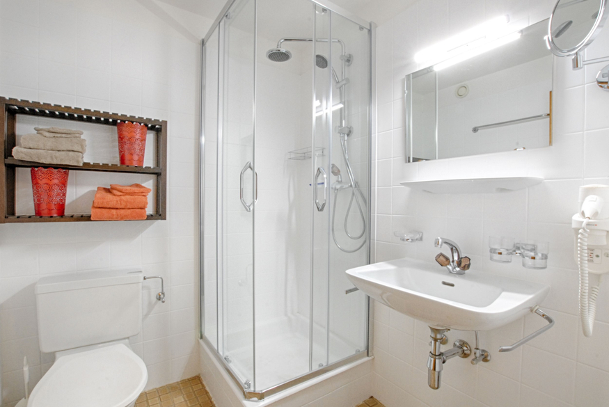 appartement-flaminia-012-verbier-salle-de-bain-douche-14.jpg