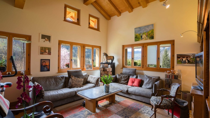 Vue intérieure séjour lumineux avec télévision – Chalet La Tsombe à vendre Verbier