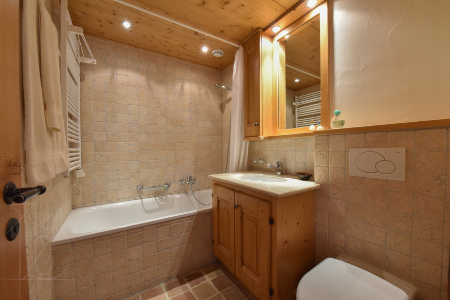 appartement-ecureuil-119-verbier-salle-de-bain-vasque-10.jpg