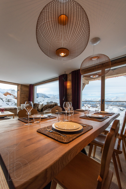 appartement-grand-cirque-verbier-table-dressee-vue-salon-08.jpg