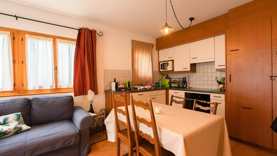 Vue intérieure cuisine ouverte avec espace repas – Chalet La Tsombe à vendre Verbier