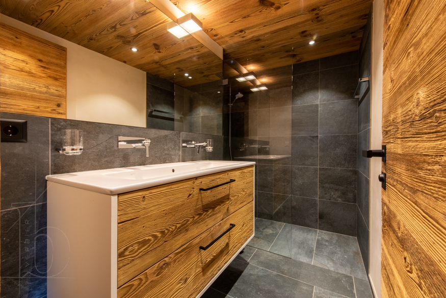 appartement-grand-cirque-verbier-salle-de-bain-douche-vue-ensemble-19.jpg