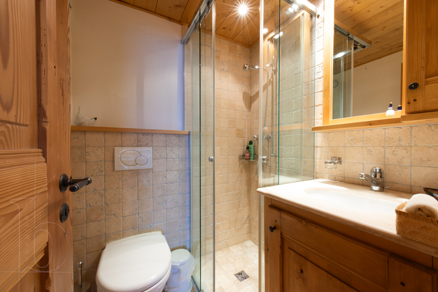 appartement-ecureuil-119-verbier-salle-de-bain-douche-14.jpg