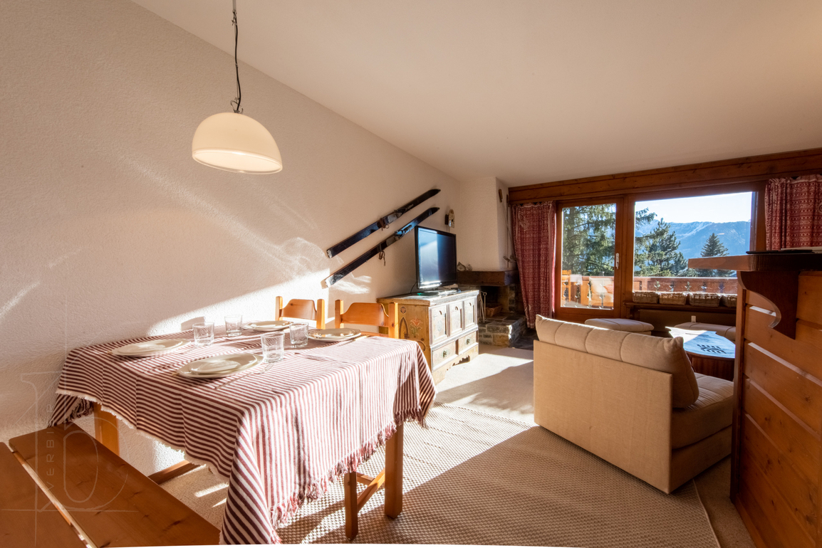 appartement-preles-120-verbier-chambre-vue-bureau-02.jpg