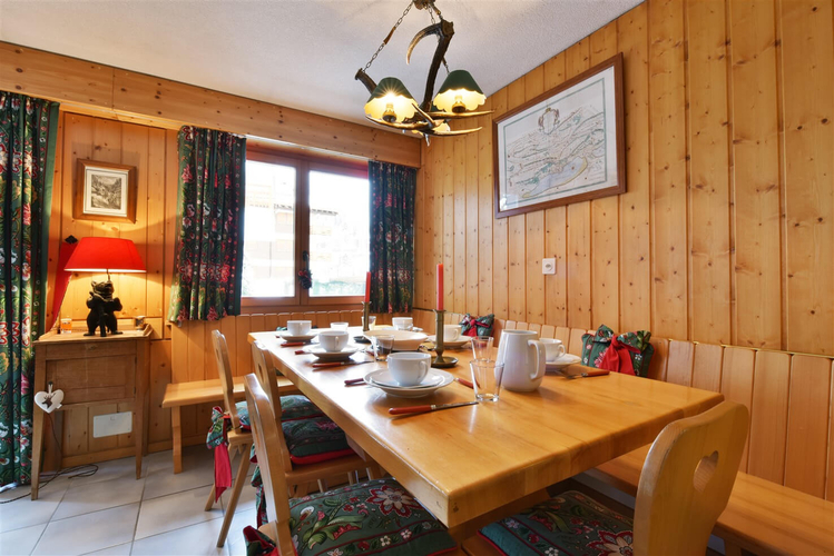 appartement-plein-ciel-119-verbier-salle-a-manger-table-04.jpg