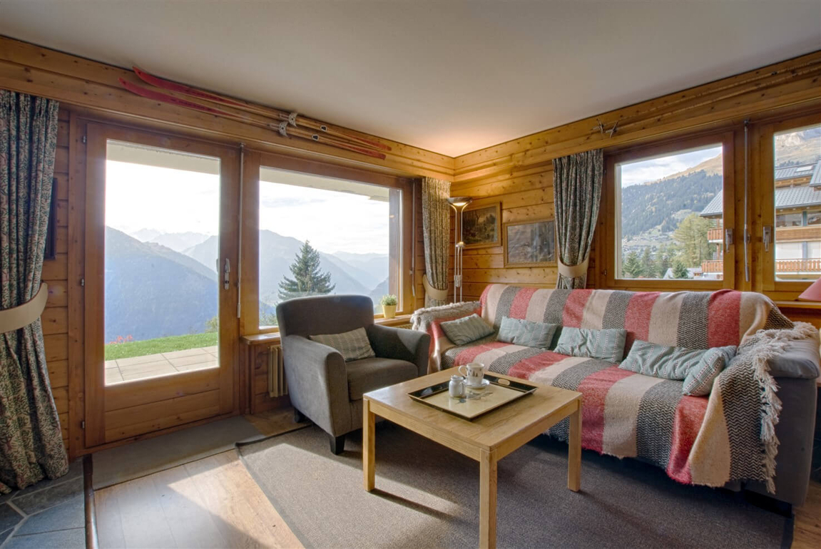 appartement-pelican-048-verbier-salon-canape-vue-02.jpg