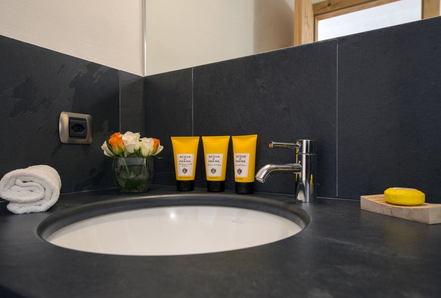 appartement-victoria-111-verbier-salle-de-bain-lavabo-detail-09.jpg