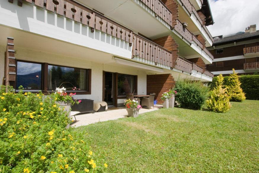 appartement-falaises-112-verbier-exterieur-residence-jardin-09.jpg