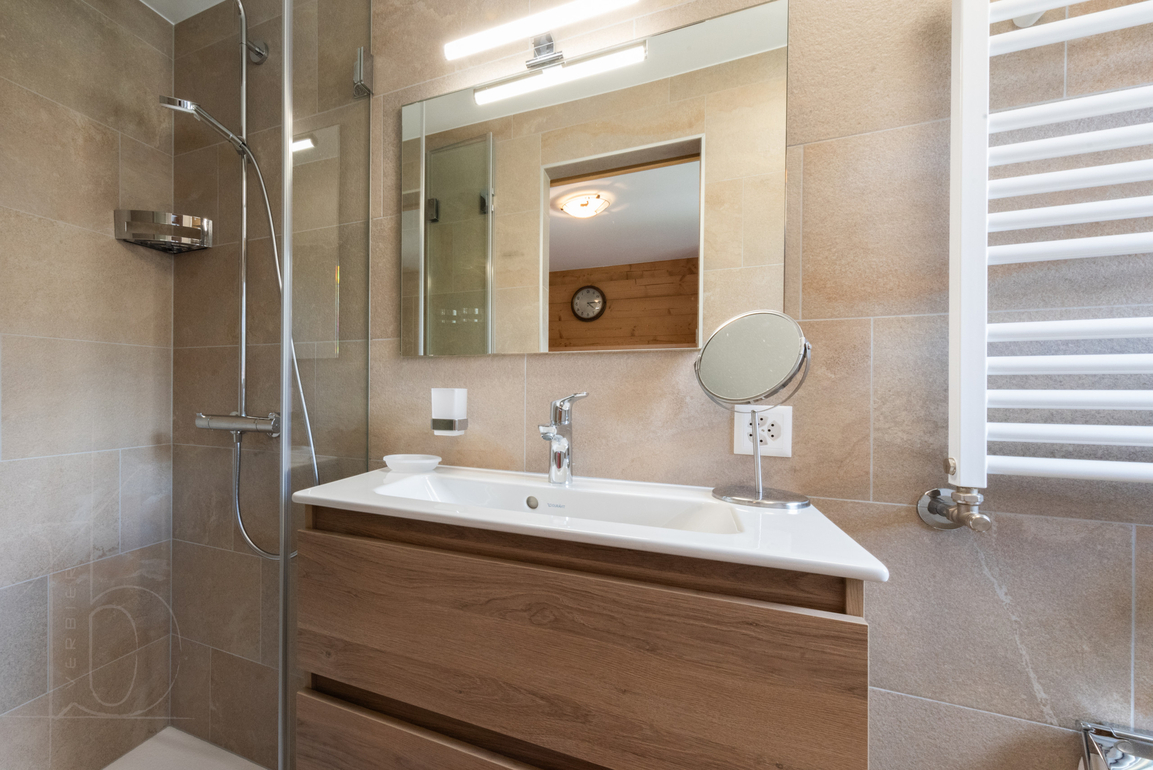chalet-corbassiere-30-verbier-salle-de-bain-douche-vitree-03.jpg