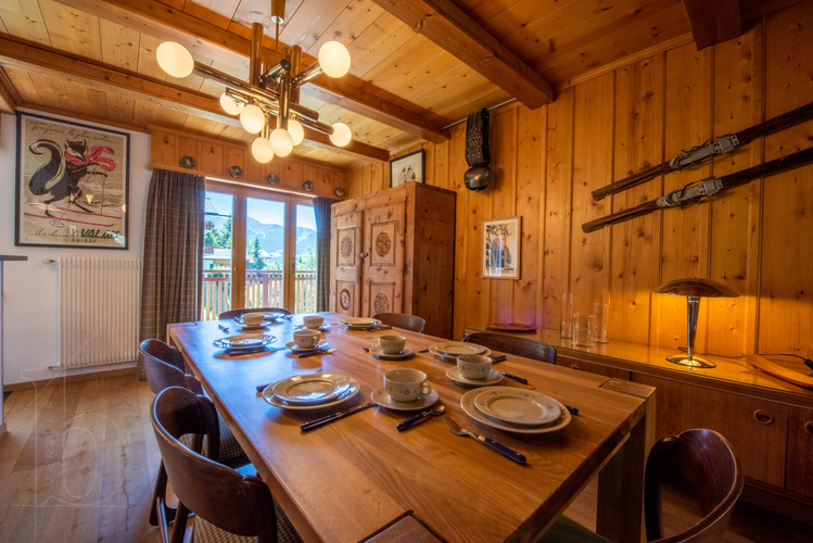 appartement-girolles-a64-verbier-table-dressee-vue-2-06.jpg