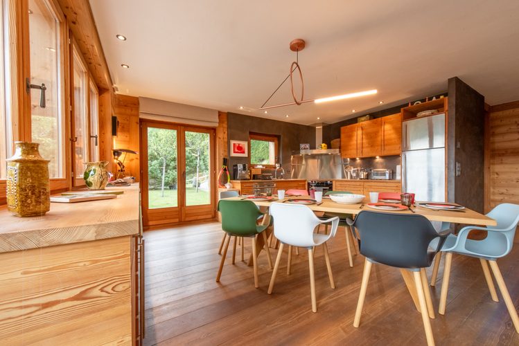 chalet-tanios-verbier-cuisine-ouverte-coin-repas-06.jpg