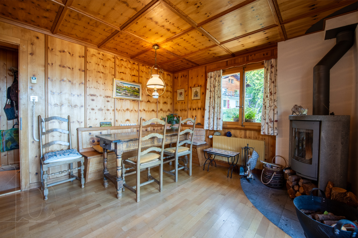 appartement-airelles-1er-verbier-salle-a-manger-table-bois-02.jpg