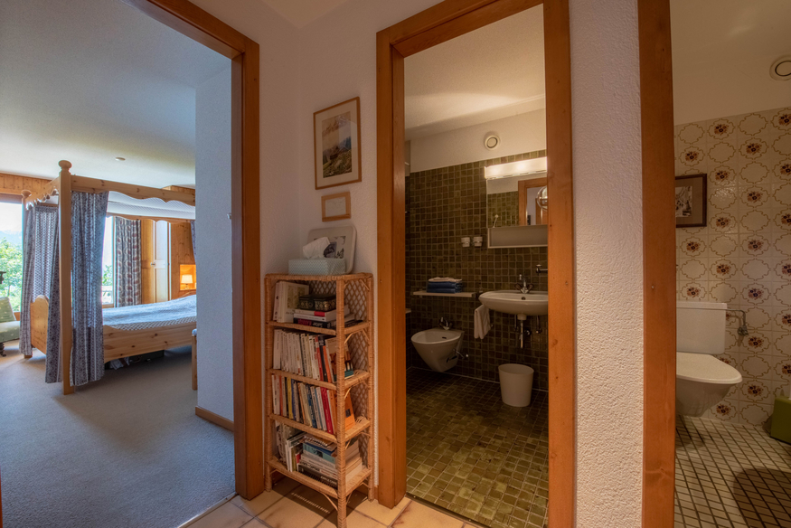 appartement-pelican-050-verbier-acces-chambre-salle-de-bain-08.jpg