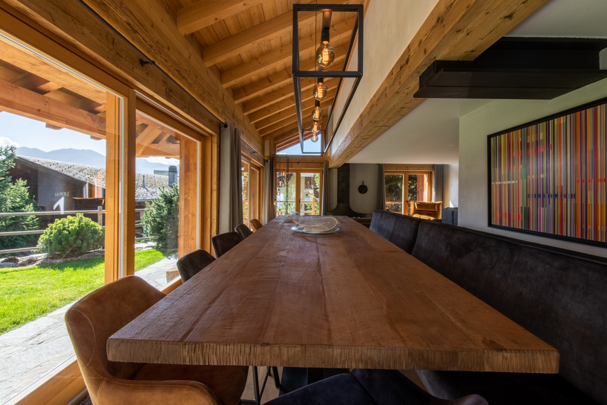 chalet-clambinet-verbier-table-a-manger-vue-jardin-08.jpg