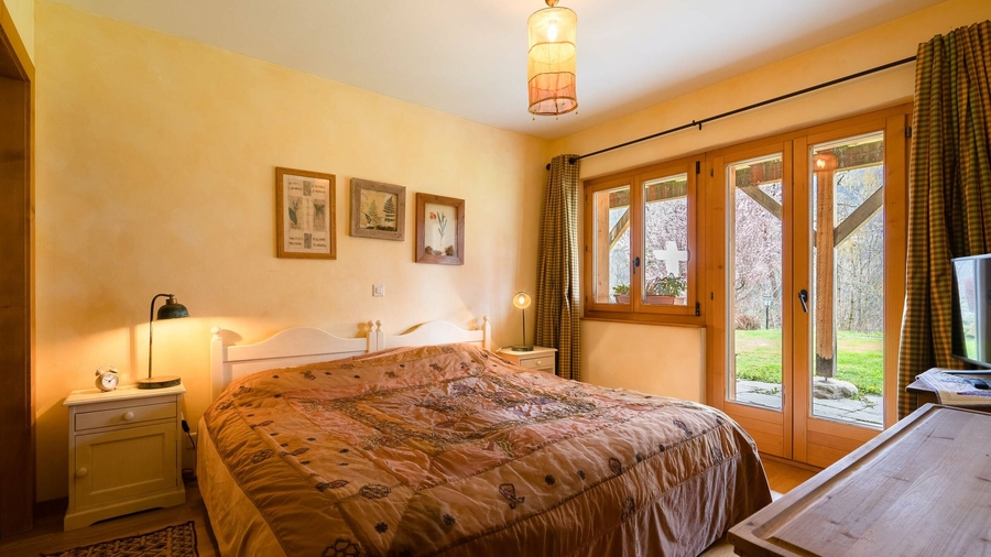 Vue intérieure chambre avec accès jardin – Chalet La Tsombe à vendre Verbier