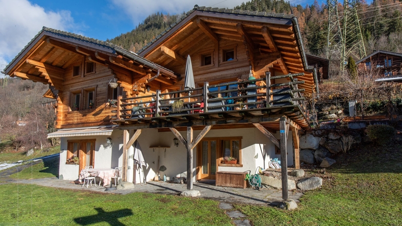 Vue extérieure chalet avec balcon et jardin – Chalet La Tsombe à vendre Verbier