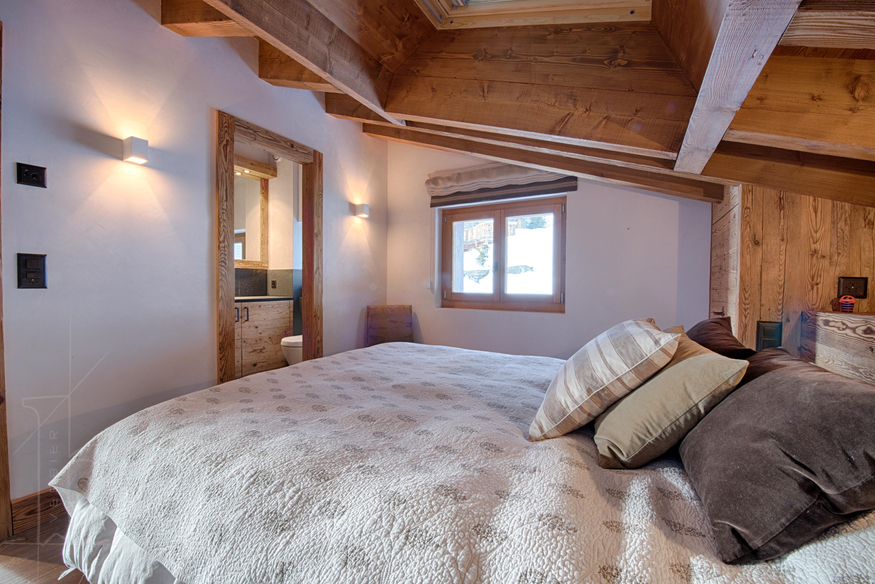 appartement-baccara-combles-verbier-chambre-cosy-poutres-08.jpg