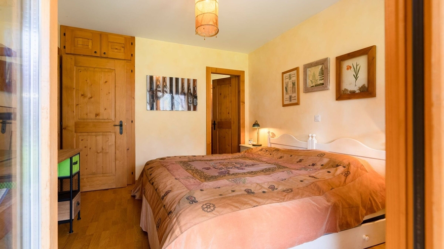 Vue intérieure chambre avec rangements en bois – Chalet La Tsombe à vendre Verbier