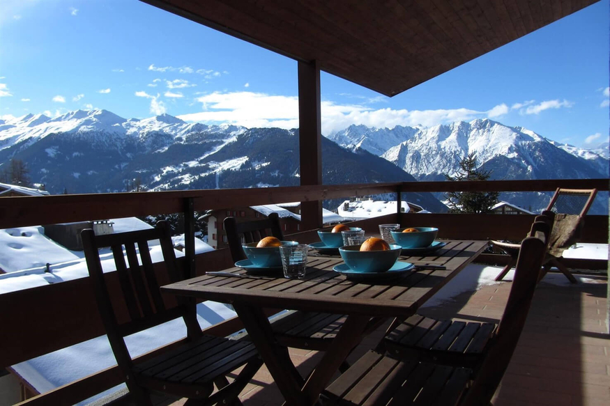 appartement-ambassador-306-verbier-terrasse-repas-vue-10.jpg
