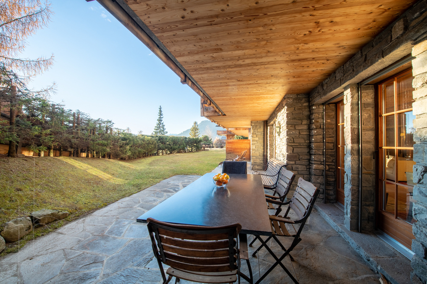 appartement-ivouette-011-verbier-terrasse-table-exterieure-13.jpg