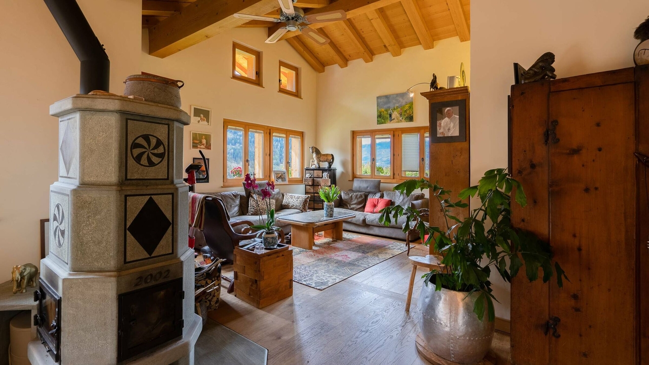Vue intérieure séjour avec poêle et plafond cathédrale – Chalet La Tsombe à vendre Verbier