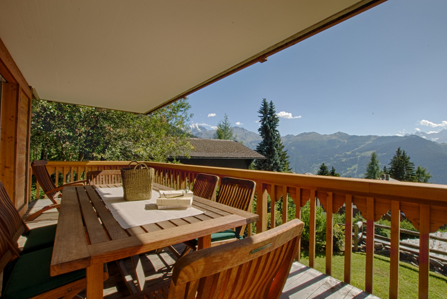 appartement-riant-mont-115-verbier-terrasse-table-exterieure-19.jpg